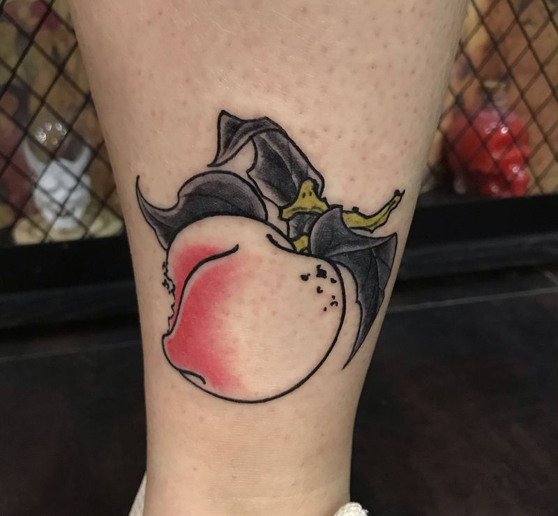 小桃子纹身图片_腿部脚部老传统纹身图案