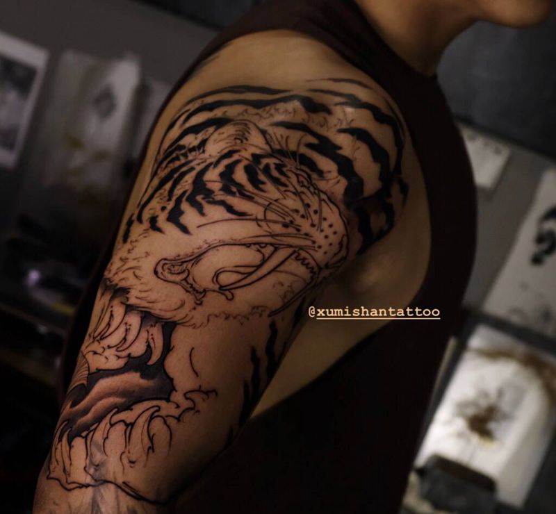 虎 进度纹身图片_手臂新传统虎纹身图案