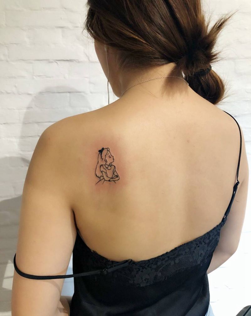 爱丽丝纹身图片_成品肩部清新人物纹身图案