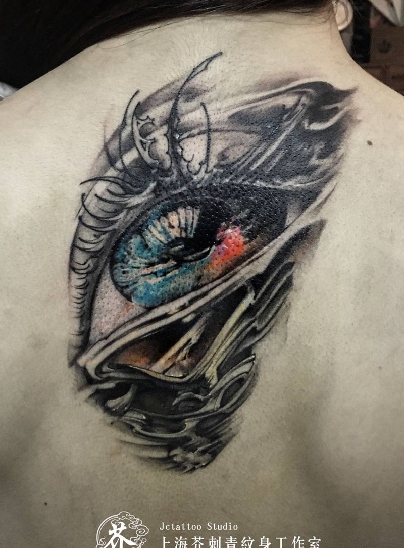 水汪汪的大眼睛纹身图片_成品背部写实鬼神宗教静物人物纹身图案