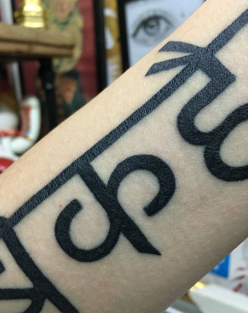 恢复一个月后，皮肤吸收色料超平，饱满，黑。纹身图片