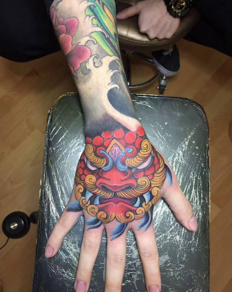 唐狮纹身图片_成品手部传统动物纹身图案