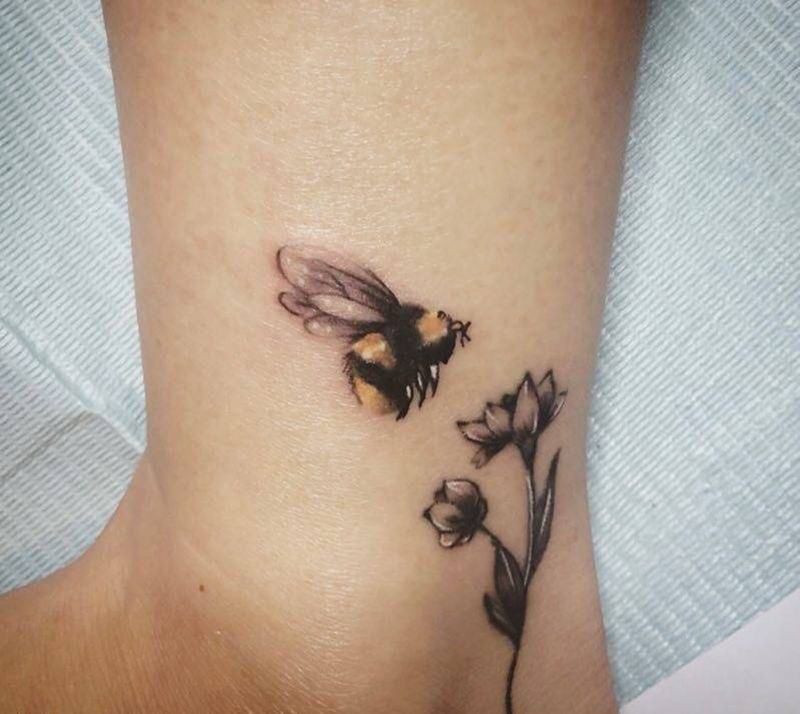 小蜜蜂纹身图片_成品脚部清新动物纹身图案