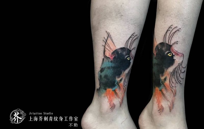 小猫遮盖纹身图片_成品脚部腿部清新欧美写实动物原创纹身图案