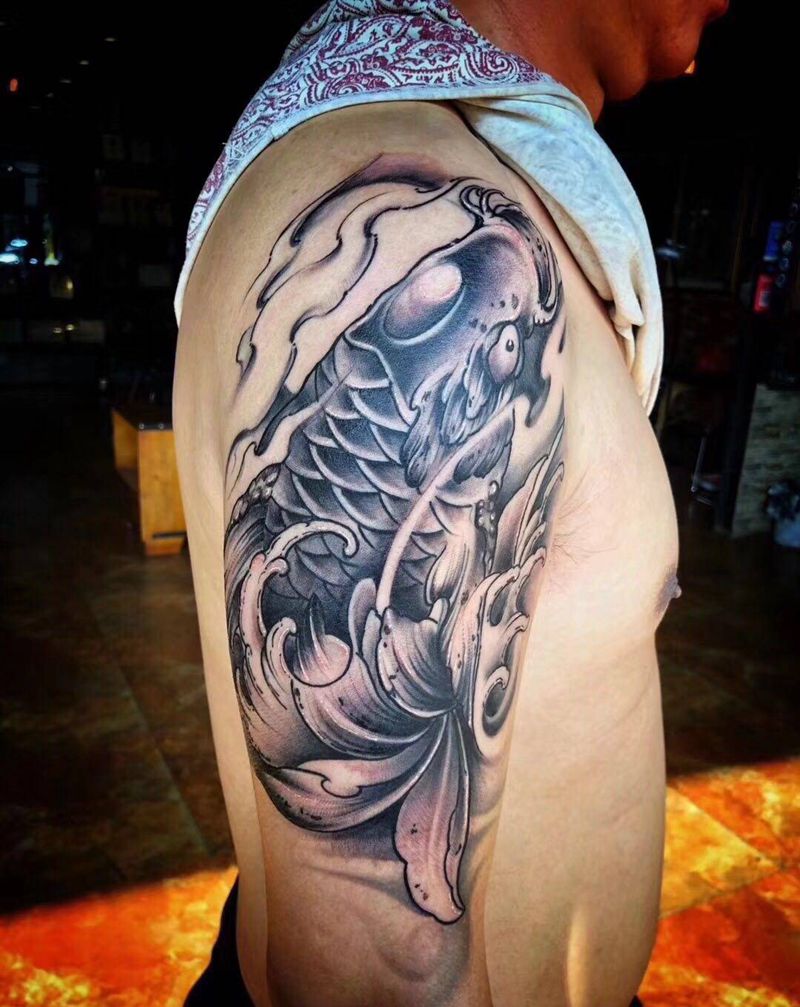 鲤鱼纹身图片_成品肩部传统动物纹身图案