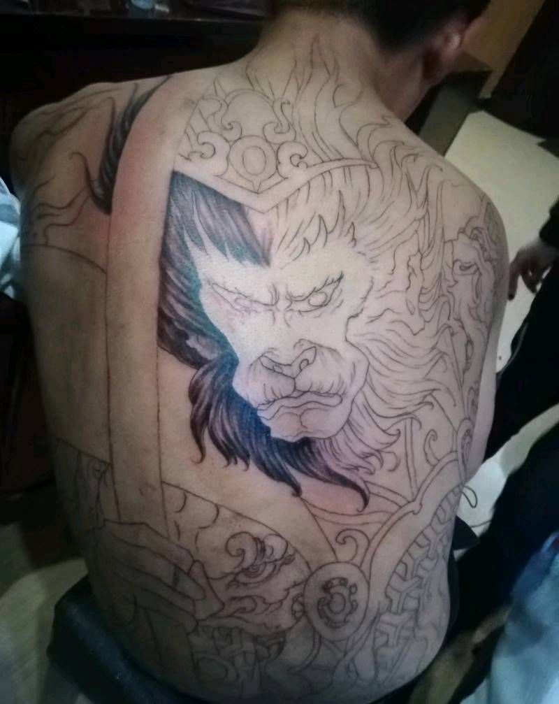 满背大圣纹身图片_背部新传统纹身图案