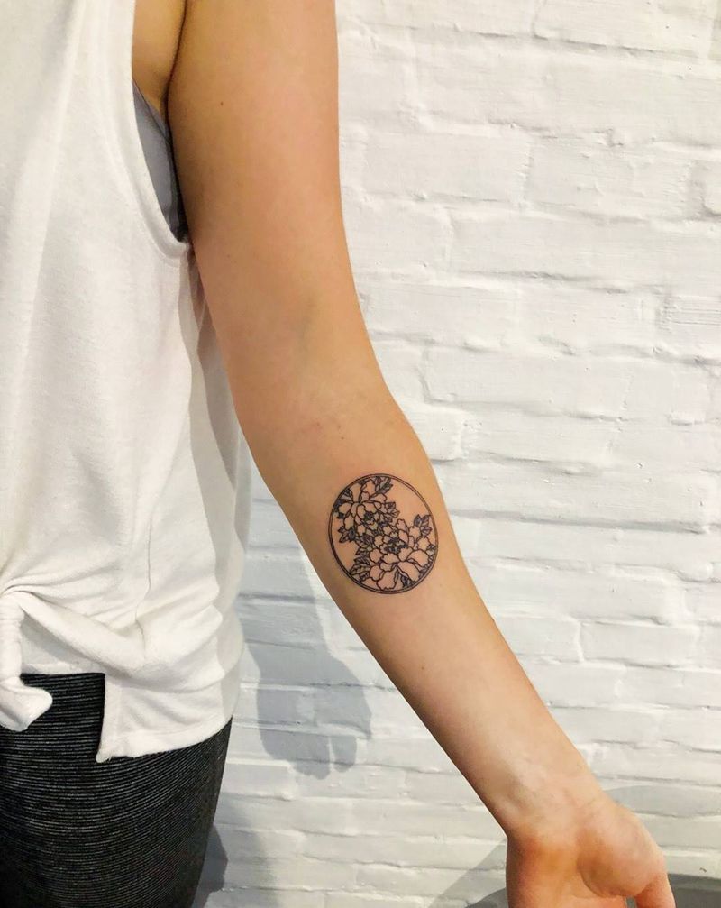 工作：两个同心圆和两朵花纹身图片_手臂几何纹身图案