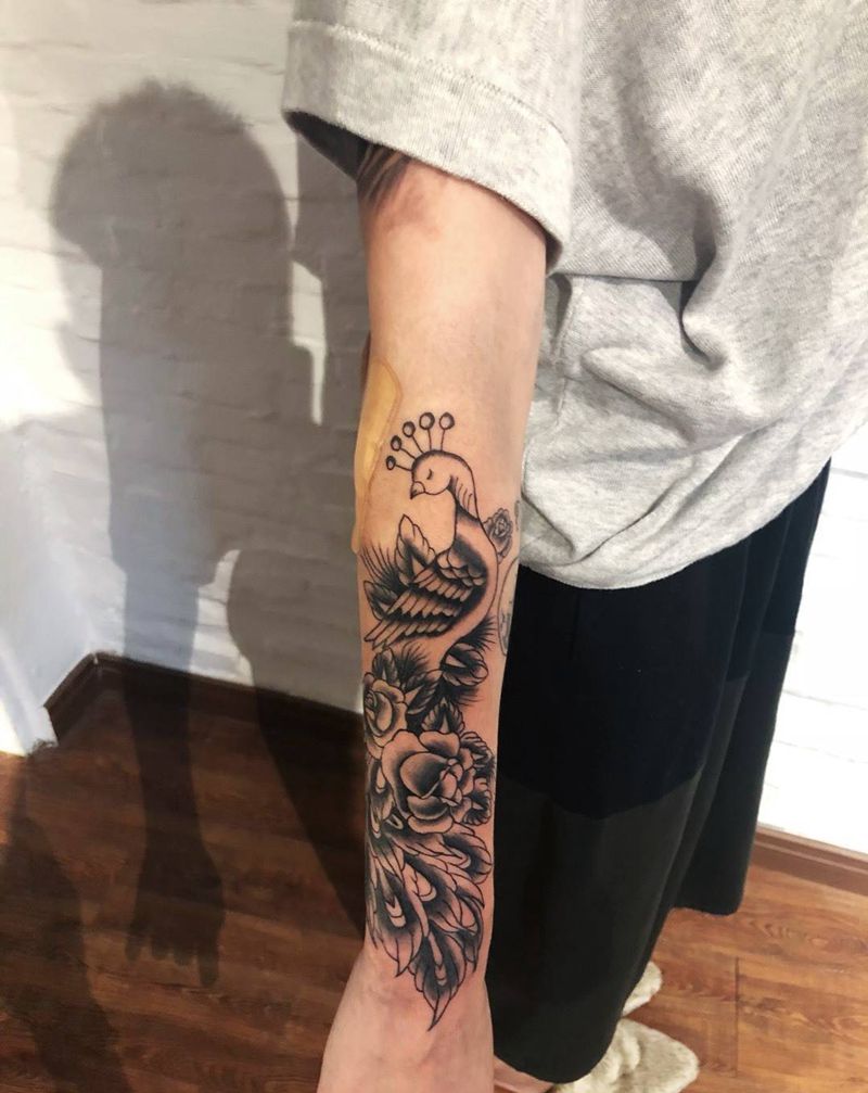 孔雀和花纹身图片_手臂水墨纹身图案