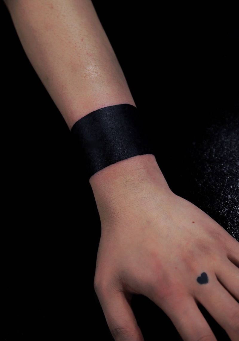 个性的臂环纹身图片