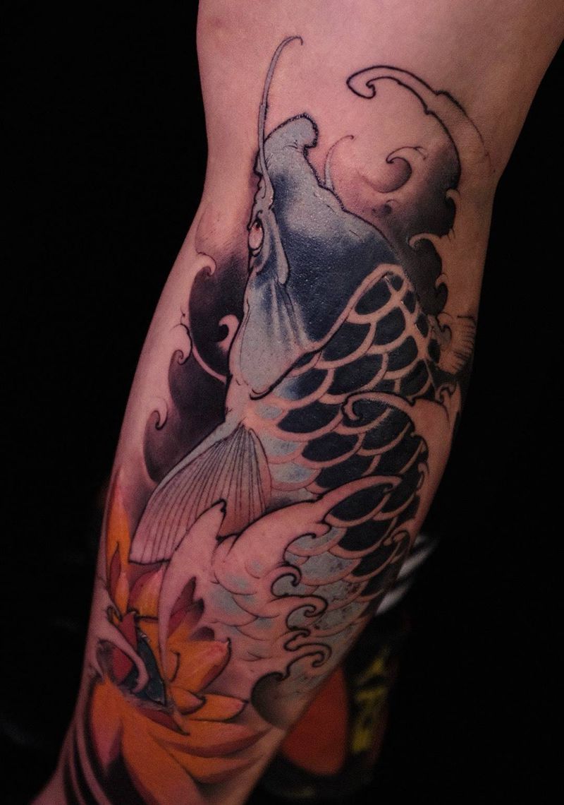 游鲤纹身图片_腿部新传统纹身图案