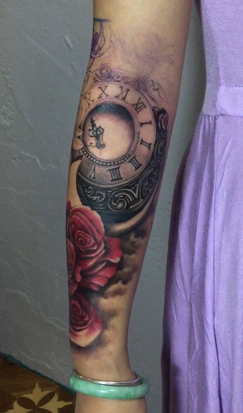 天使与钟表纹身图片_手臂欧美写实上海纹身图案