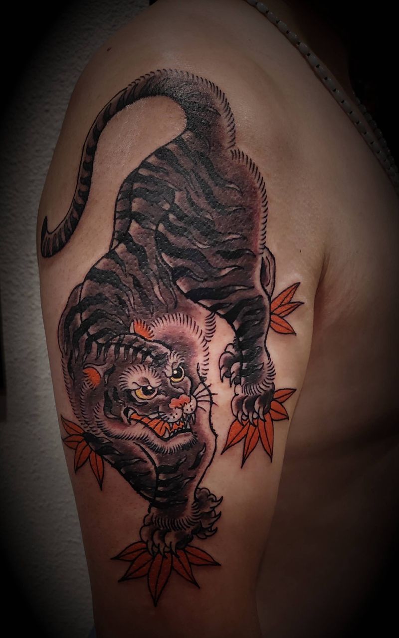 老虎纹身图片_手臂手部老传统水墨纹身图案