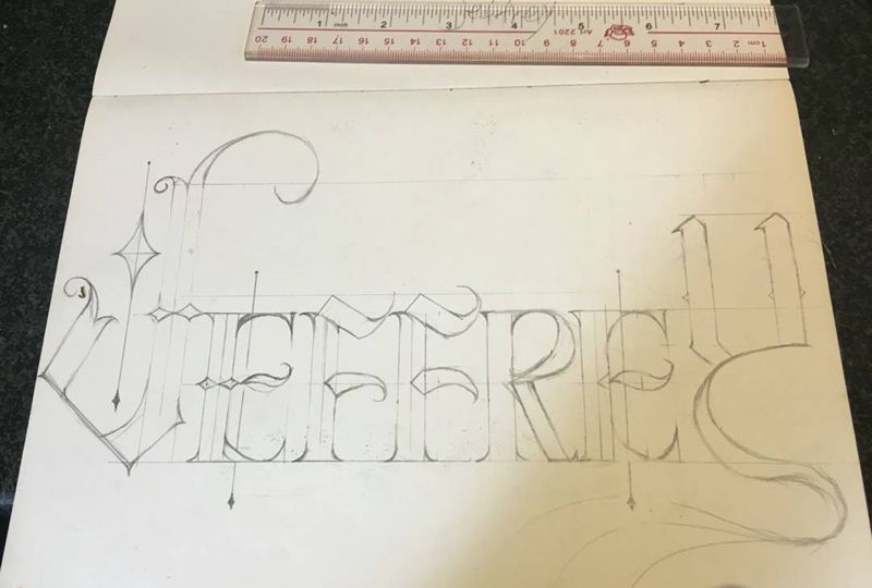 按客人要求设计花体字纹身图片_成品背部欧美字符原创纹身图案