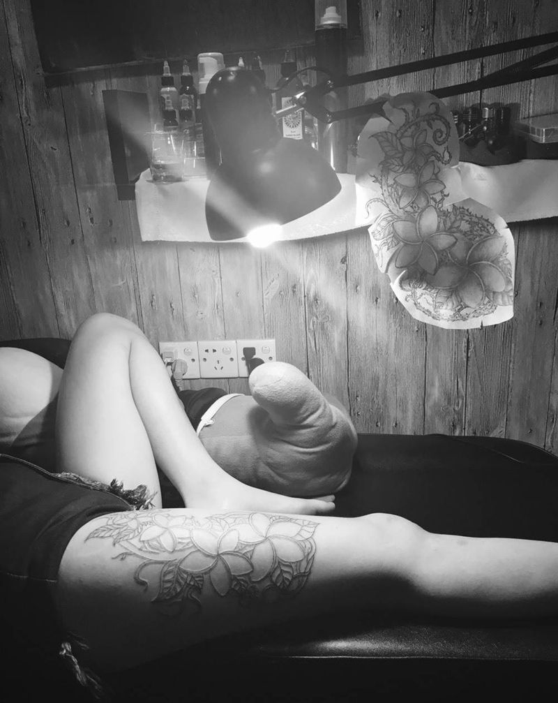 原创——带刺的鸡蛋花。纹身图片_臀部原创写实成品纹身图案