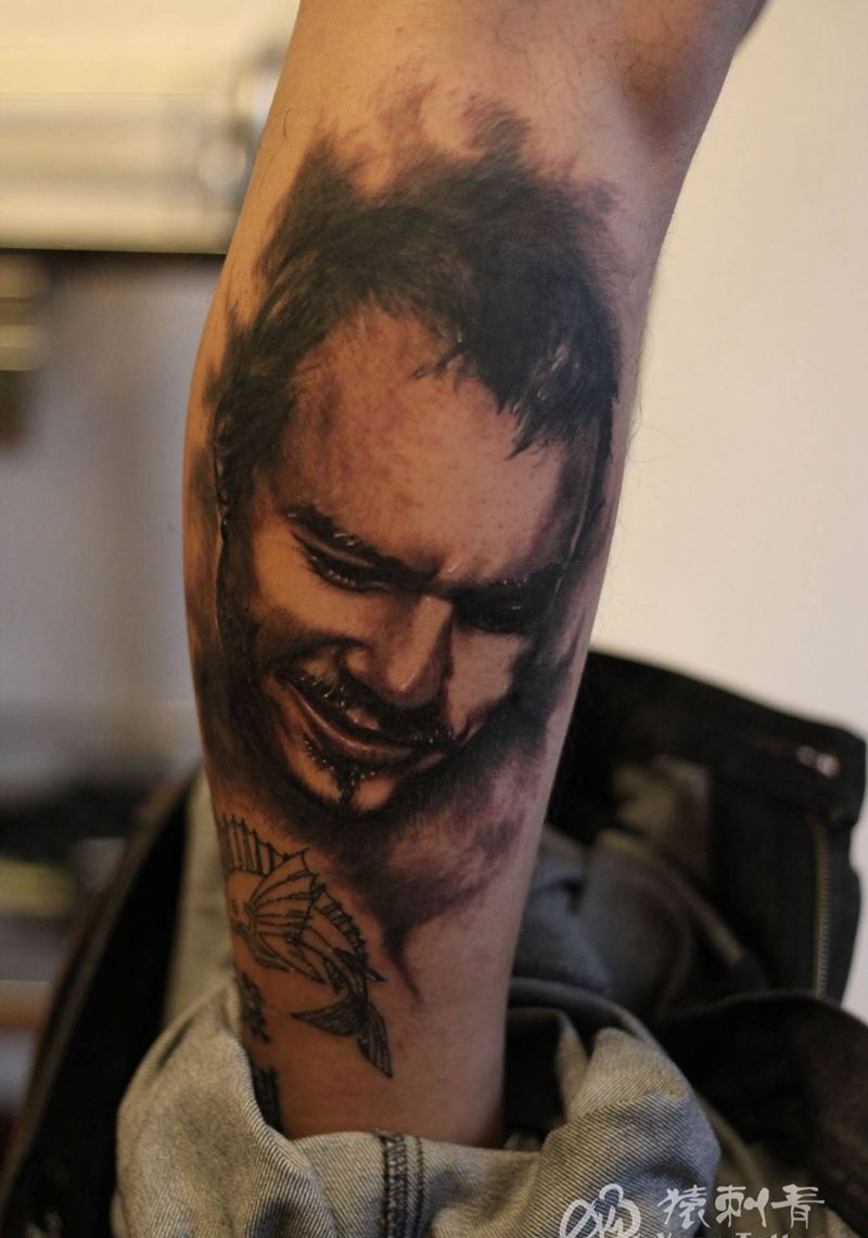希斯莱杰纹身图片_成品腿部欧美肖像写实人物纹身图案