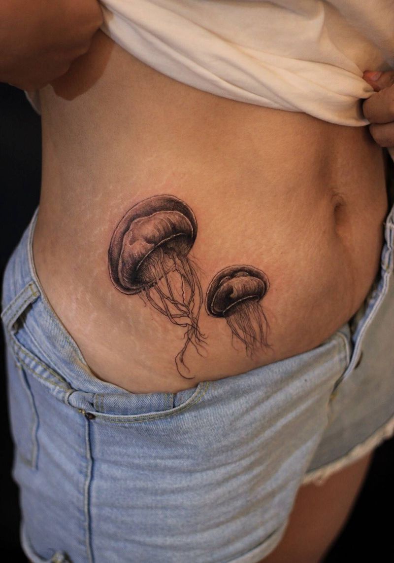 水母纹身图片_腹部腰部欧美写实纹身图案