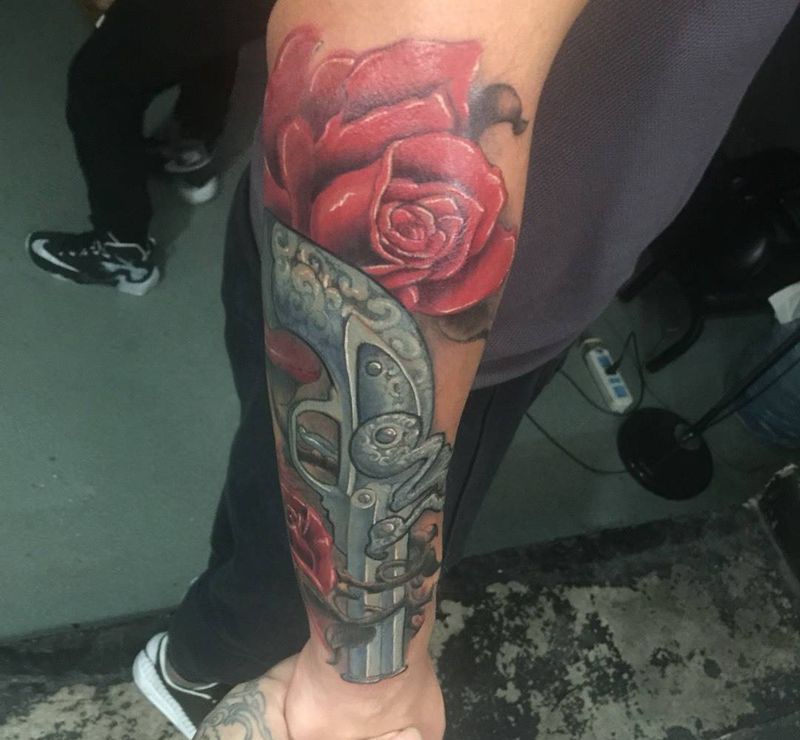 老枪玫瑰纹身图片_欧美写实手臂成品静物原创手部腿部植物清新纹身图案