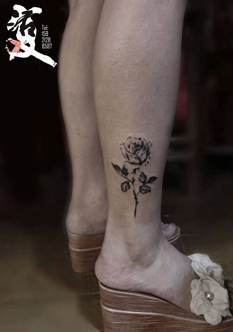 黑白清新玫瑰纹身图片_腿部玫瑰清新性感纹身图案