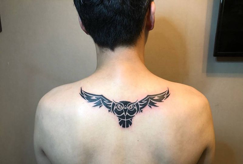 后背猫头鹰图腾纹身图片_背部肩部图腾几何猫头鹰纹身图案