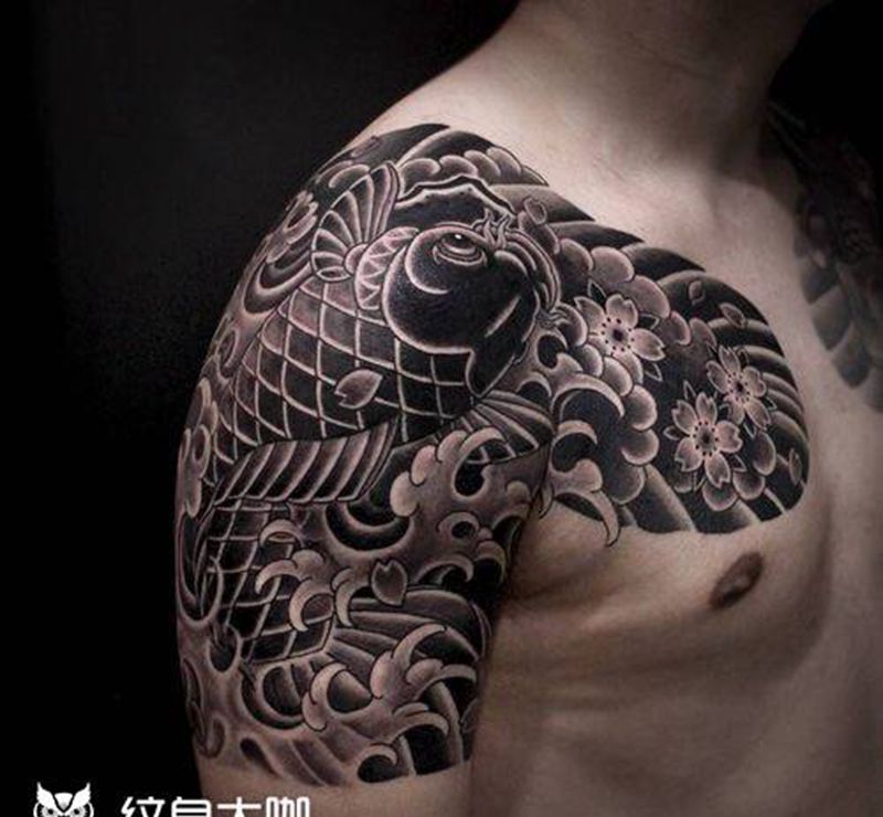 鱼纹身图片_手臂老传统纹身图案