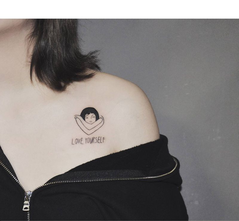 女孩纹身图片_肩部纹身图案