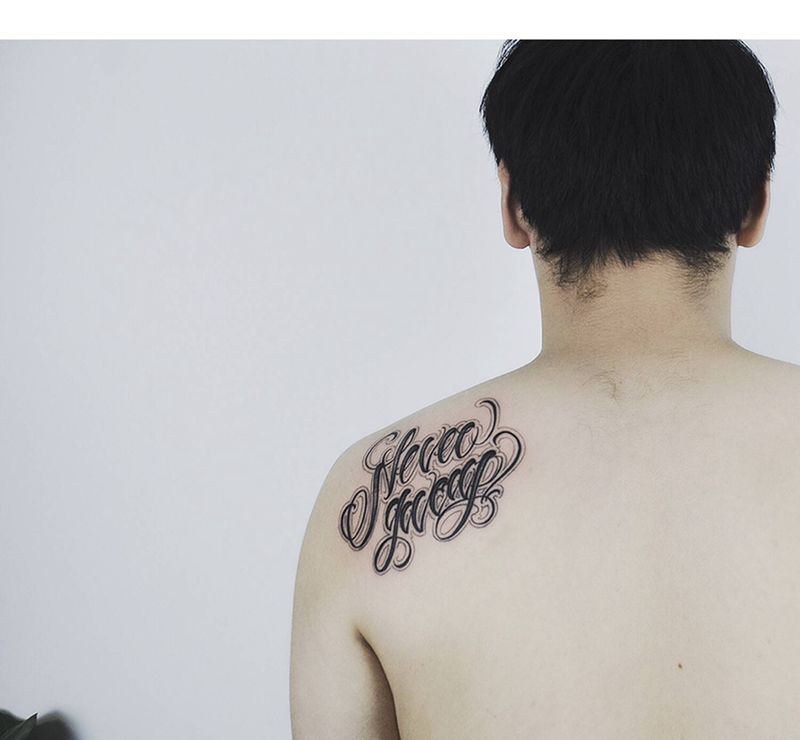 奇卡诺纹身图片_背部花体字纹身图案