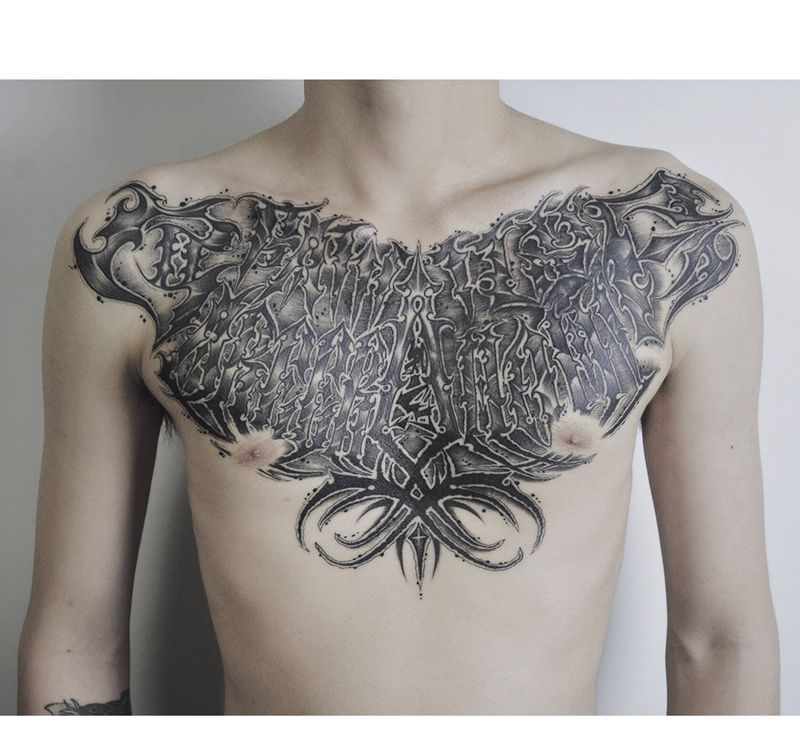 奇卡诺花胸纹身图片_胸部花体字纹身图案