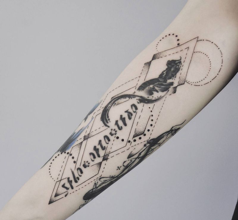 几何水墨纹身图片_手臂水墨几何纹身图案