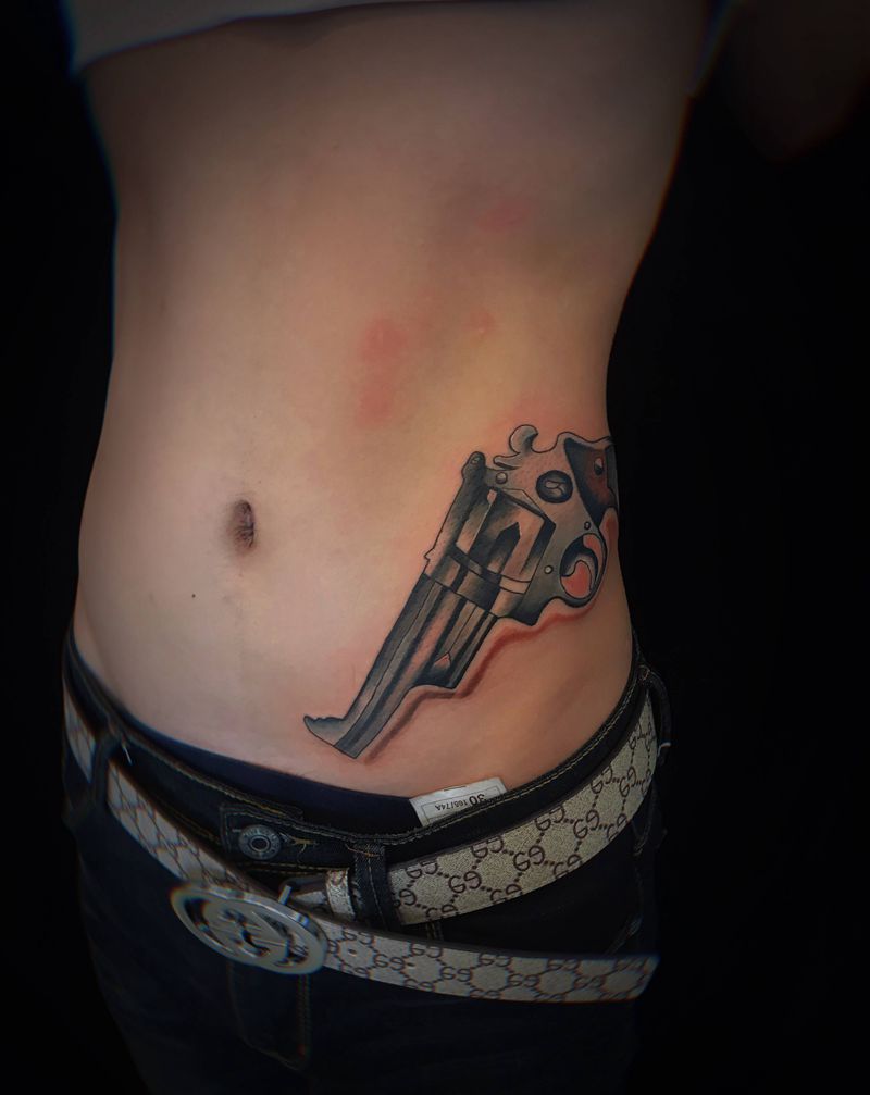 左轮手枪纹身图片_腹部New School纹身图案