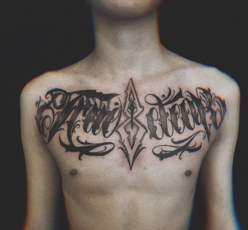 其卡诺字体纹身图片_胸部花体字纹身图案