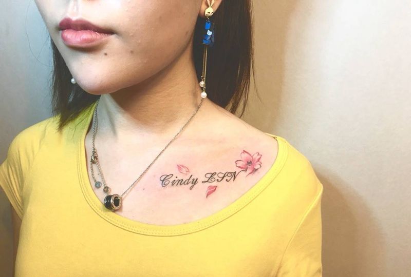 锁骨 字母 樱花纹身图片_颈部花体字纹身图案
