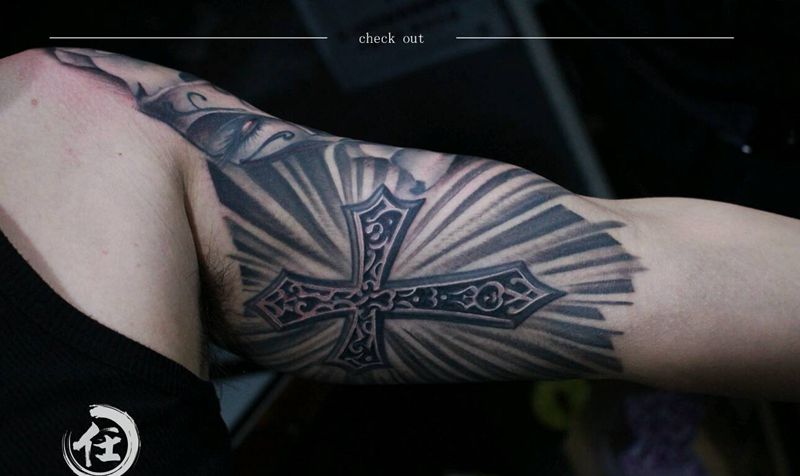 大臂内测十字架纹身图片_手臂欧美几何成品纹身图案