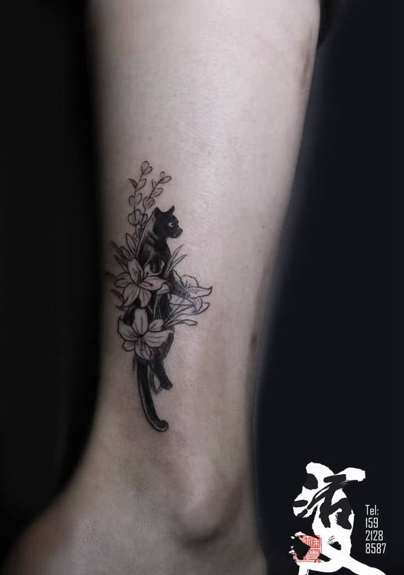 花与猫纹身图片_腿部花猫小清新纹身图案