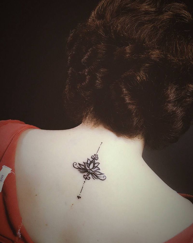 颈后繁花小图纹身图片_颈部清新几何纹身图案
