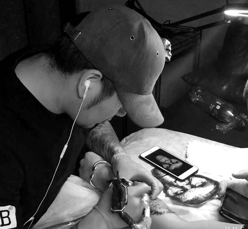 工作照纹身图片_成品颈部肩部胸部背部手部脚部欧美写实腿部纹身图案