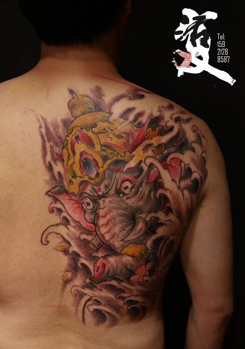 象神纹身纹身图片_背部新传统象神浪花纹身图案