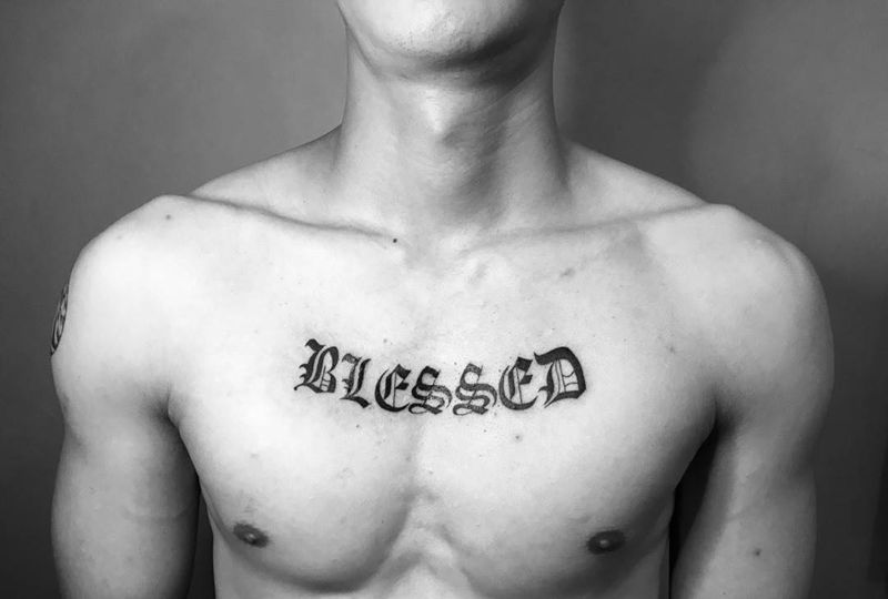 字体纹身图片_成品胸部清新字符纹身图案