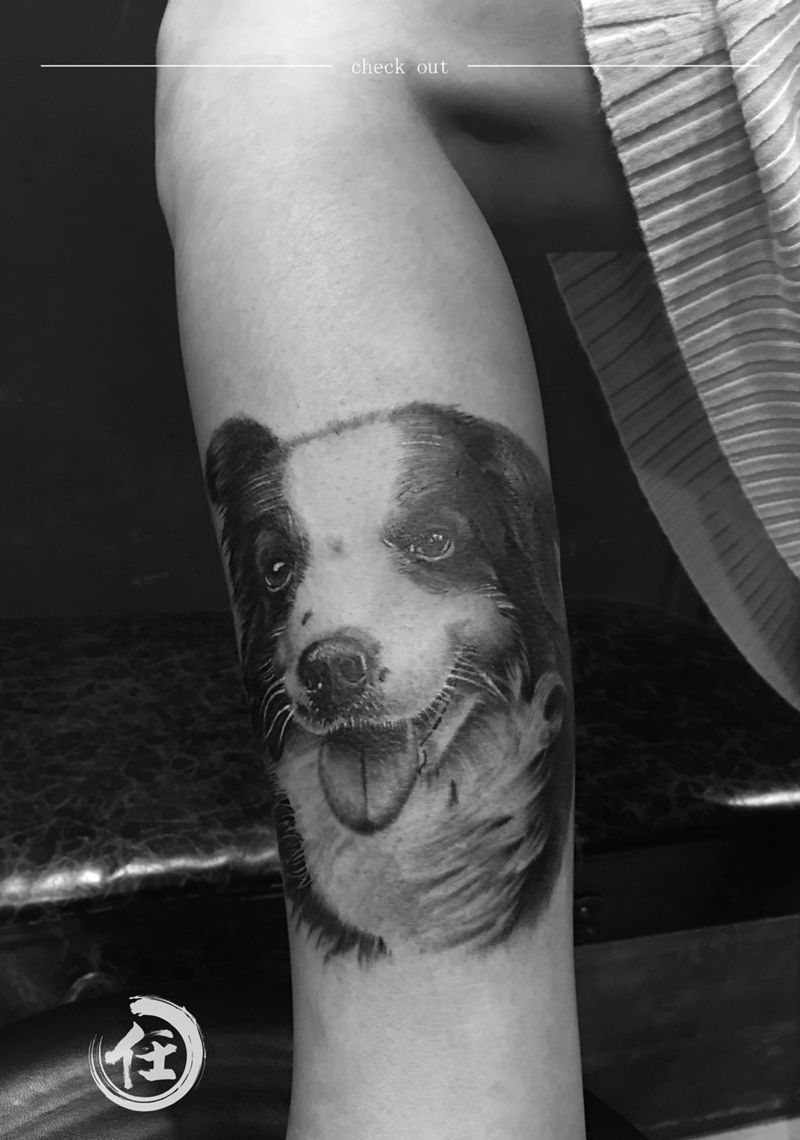 美女的爱犬纹身图片_成品脚部手部背部腿部欧美传统清新写实手臂纹身图案