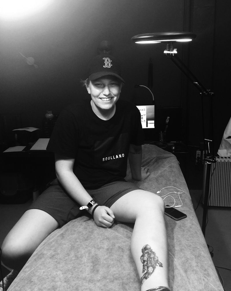 宇航员纹身图片_腿部写实人物成品纹身图案