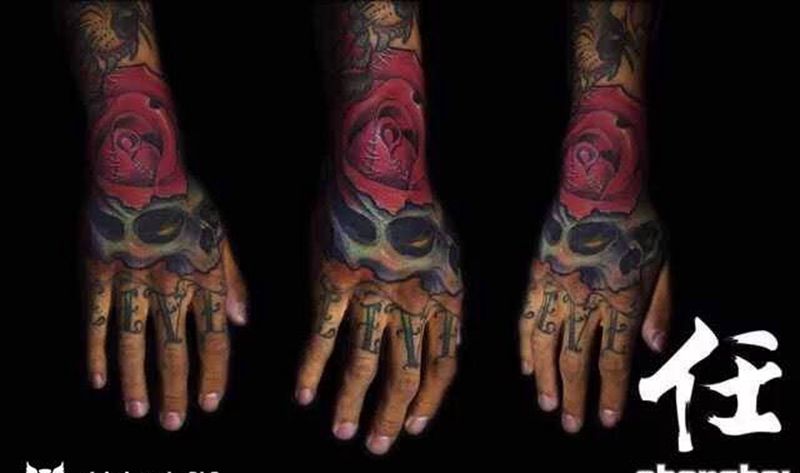 老作品手背俩枚纹身图片_手臂手部成品传统写实原创动物宗教鬼神欧美纹身图案