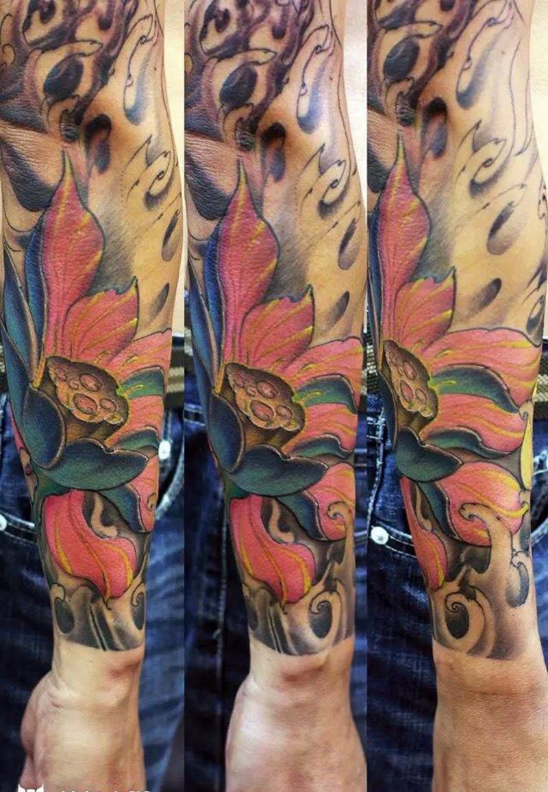 荷花花臂纹身图片_传统国画习俗手部臀部手臂肩部成品静物植物纹身图案