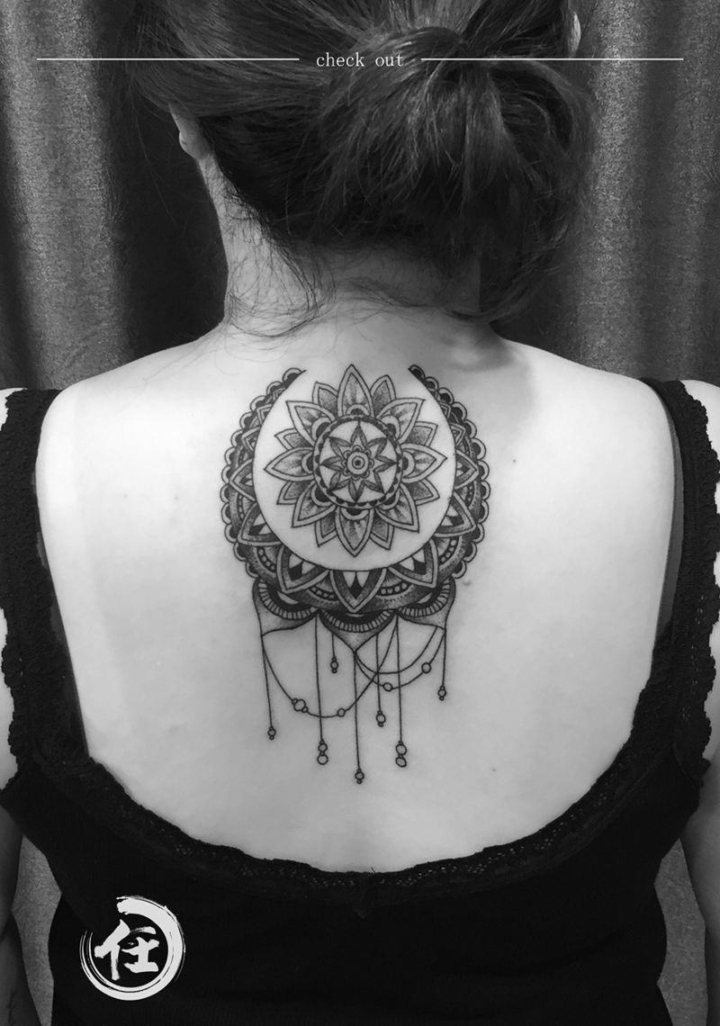 点刺繁花纹身图片_成品清新几何背部纹身图案