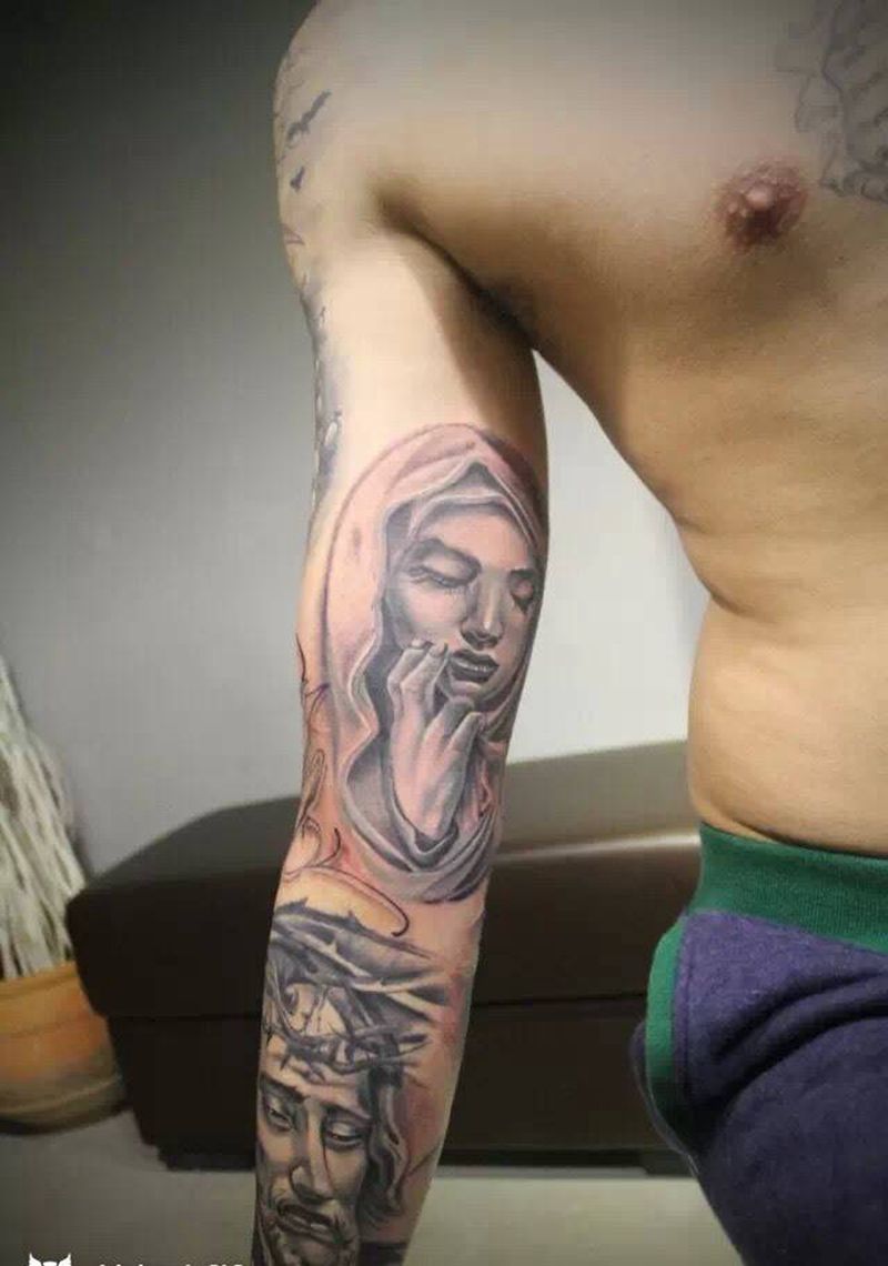素描耶稣与圣母纹身图片_欧美写实手臂肩部成品人物宗教肖像手部习俗纹身图案