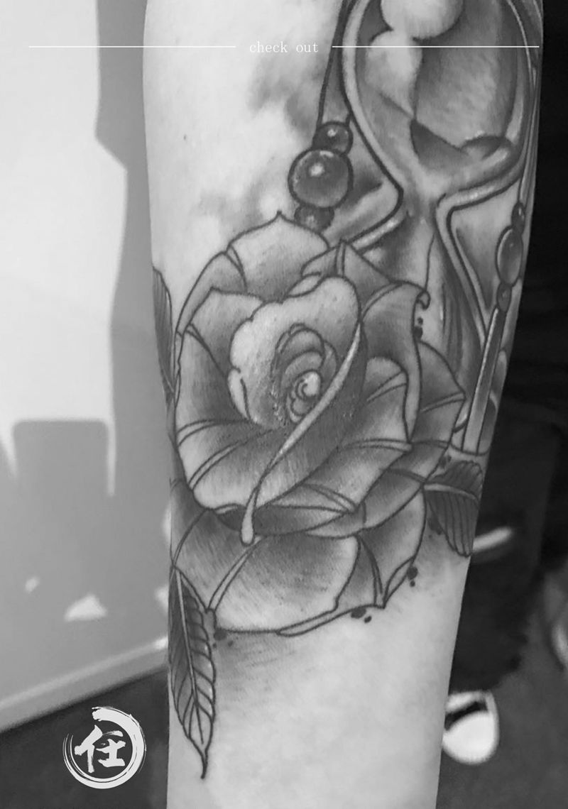 时光沙漏纹身图片_成品手臂欧美静物纹身图案