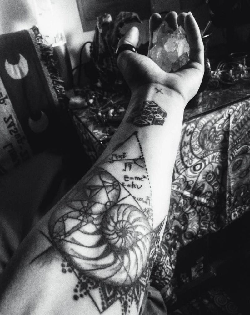 几何 斐波那契螺旋纹身图片_成品手臂几何纹身图案