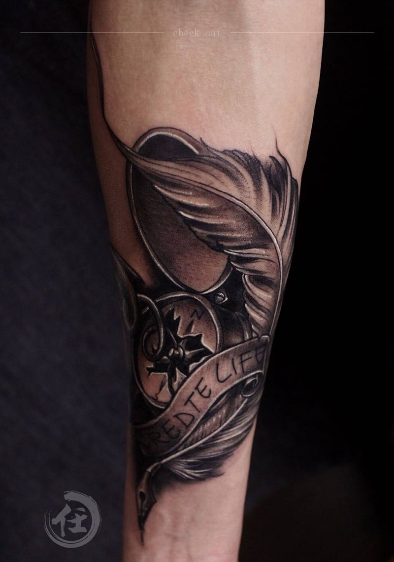 指南针羽毛纹身图片_写实脚部腿部手部背部腰部手臂胸部肩部传统纹身图案