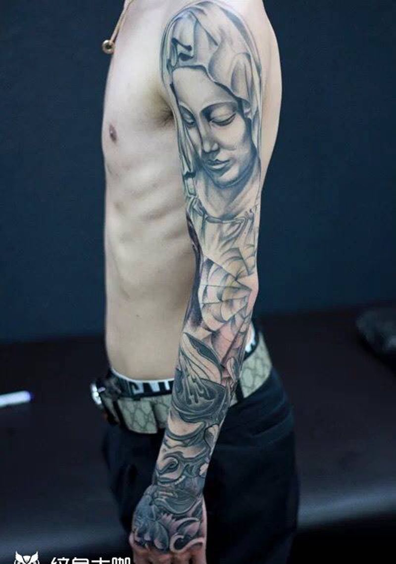 黑灰花臂纹身图片_传统写实欧美肖像人物鬼神宗教成品肩部手臂纹身图案