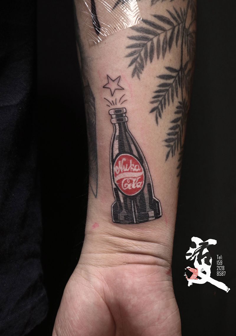 核子可乐纹身图片_手臂New School可乐小清新纹身图案