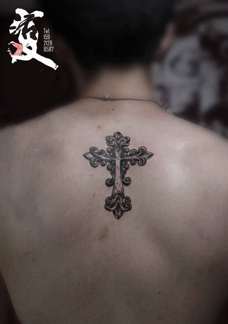 虔诚的信仰纹身图片_背部几何十字架欧美信仰纹身图案