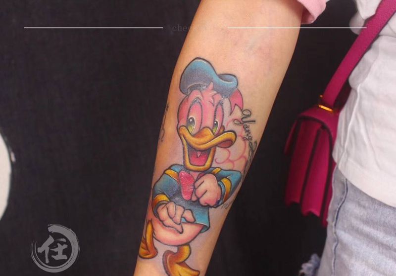 小臂唐老鸭纹身图片_手臂手部New School欧美写实纹身图案